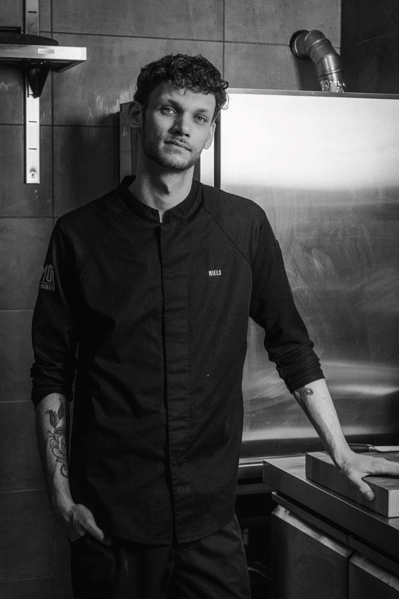 Chef Niels van ÁMOI Eten & Drinken